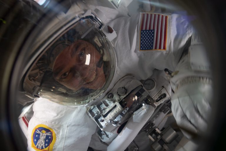 Behnken describes spacewalk views of Crew Dragon as “just awesome”_621e40c4277a7.jpeg