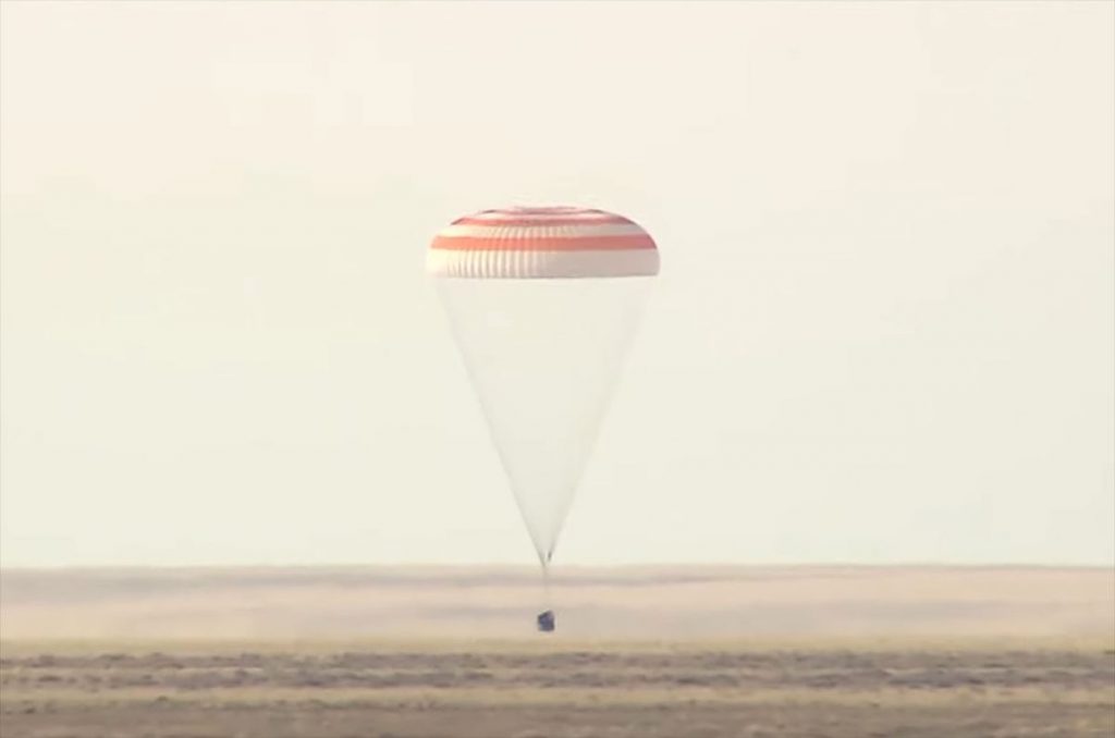 Record-breaking US astronaut and Russian crewmates return to Earth from space station_62447d813b60a.jpeg