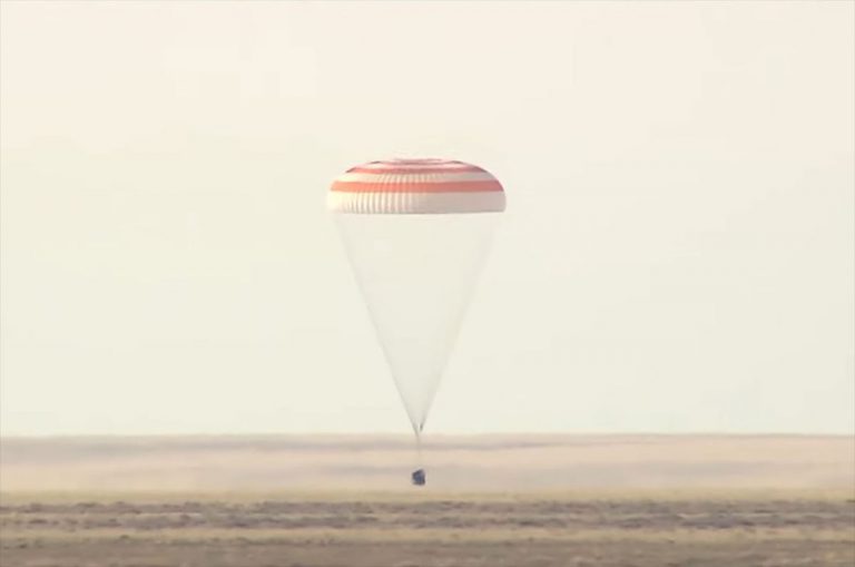 Record-breaking US astronaut and Russian crewmates return to Earth from space station_62447d813b60a.jpeg