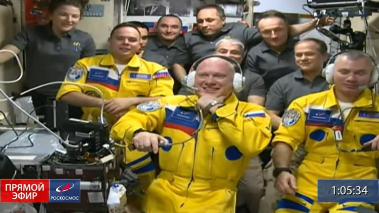 Russia dismisses reports that cosmonauts’ yellow and blue flight suits referred to Ukraine_62387fa71b99e.jpeg