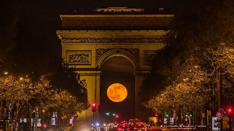 Full moon looms under icon of Paris in incredible photo_626073363c89b.jpeg