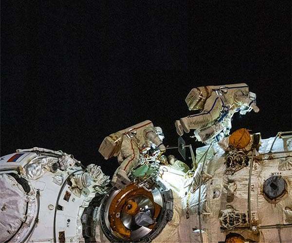 Russian cosmonauts activate robotic arm on ISS during spacewalk_625eb837e7c91.jpeg