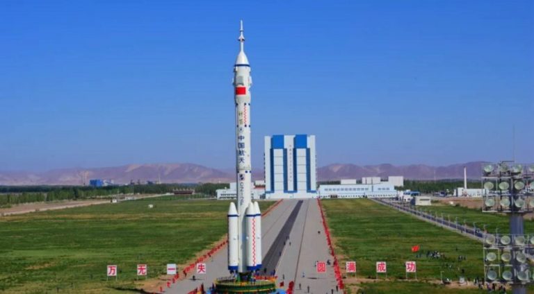 China rolls out rocket for Shenzhou-14 crewed mission_629372f0f2733.jpeg