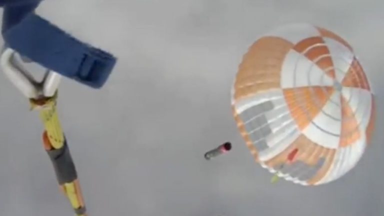 Epic catch! Rocket Lab snags falling booster with helicopter after 34-satellite launch_62712de7e45bd.jpeg