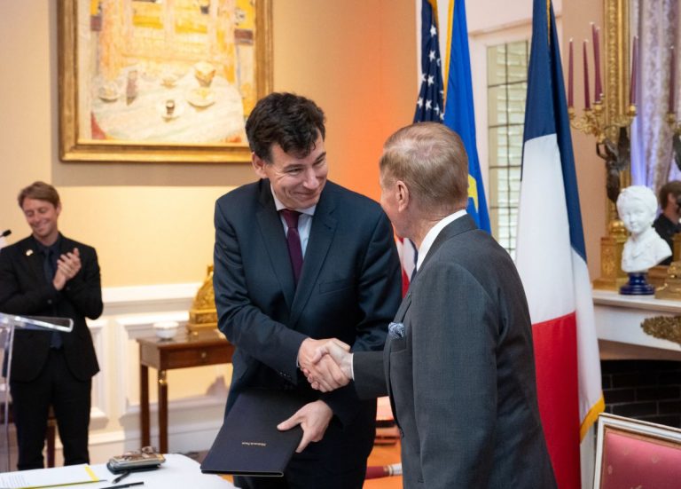 France becomes 20th nation to sign Artemis Accords for moon exploration_62a889085465e.jpeg