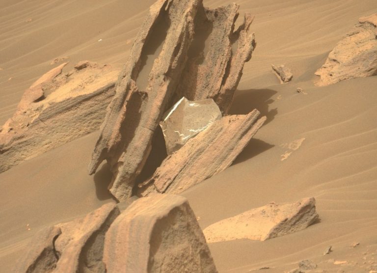 Mars rover Perseverance spots shiny silver litter on the Red Planet (photo)_62ab2c0a3e77d.jpeg