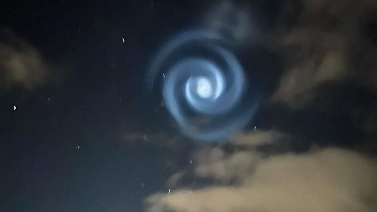 Wild blue spiral in New Zealand sky likely made by SpaceX rocket (photo)_62b466aa80b54.jpeg