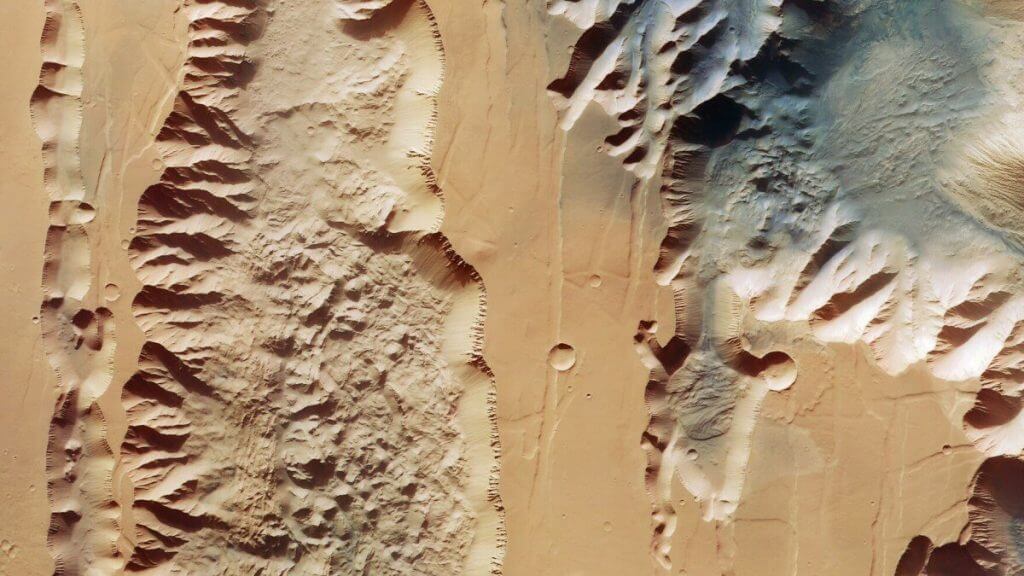 Mars probe peers into extremely deep, spectacular Martian chasms_62dbf51559a91.jpeg