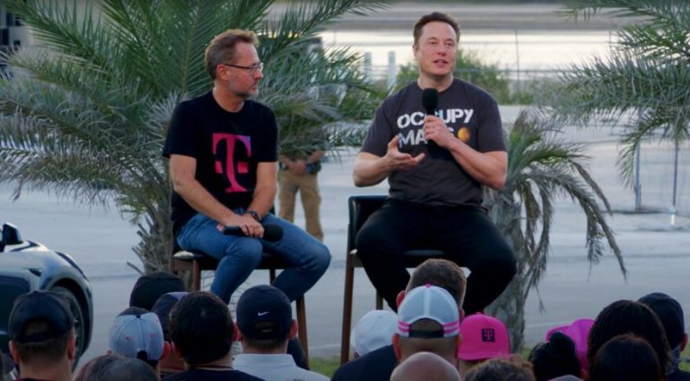 SpaceX and T-Mobile partner for direct-to-cellphone satellite service_6308cc7485f13.jpeg