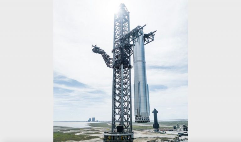 SpaceX lifts 33-engine Starship Super Heavy booster onto launch pad (photo)_63076e2a5f802.jpeg