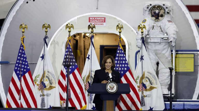 VP Kamala Harris calls to diversify US space workforce_632dae781a411.jpeg