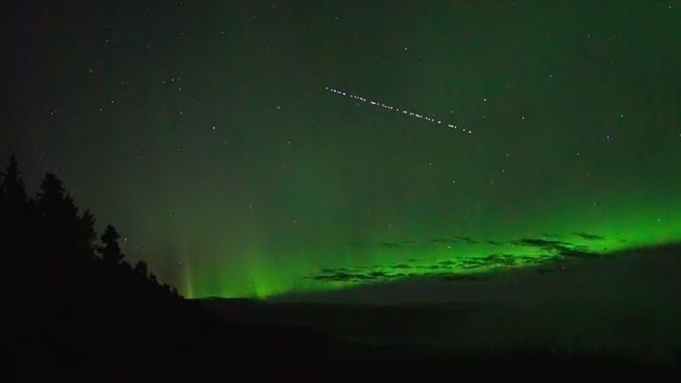 Wow! Shiny SpaceX Starlink satellites soar in front of glowing aurora (video)_6323226e43a10.jpeg