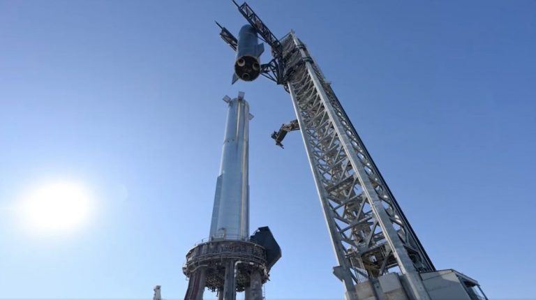 Watch SpaceX stack its Starship megarocket using giant ‘chopsticks’ (video)_6353e9f78ae6b.jpeg