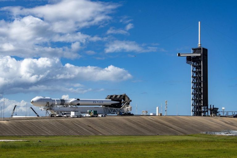 SpaceX rolls out Falcon Heavy rocket ahead of Tuesday launch (photo)_636118f61a02e.jpeg