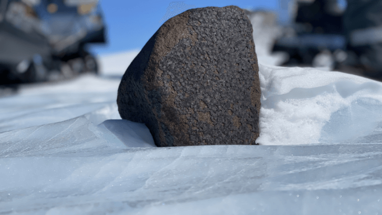 Scientists find massive meteorite in Antarctica heavier than most bowling balls_63cfdaadeb96c.png