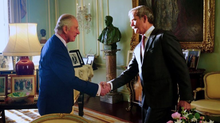 Astronaut Chris Hadfield meets King Charles III, pushes space sustainability_63e640b7c37b5.jpeg