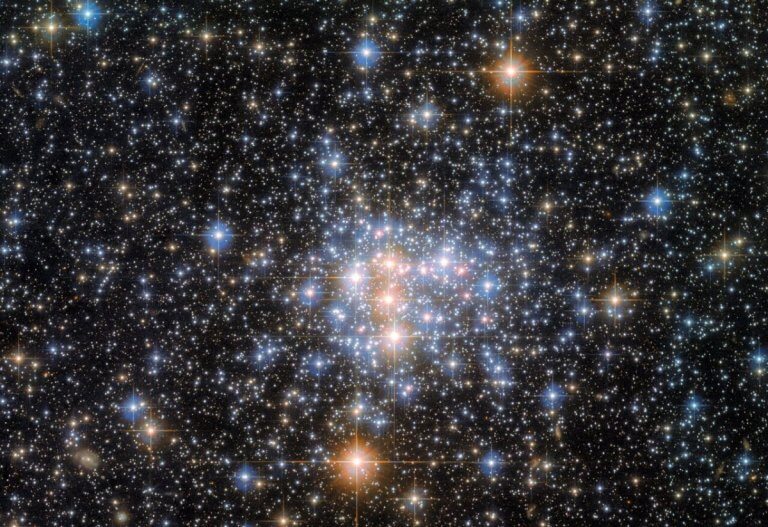 Hubble Space Telescope reveals a stunning star cluster (photo)_63e4ef0134659.jpeg