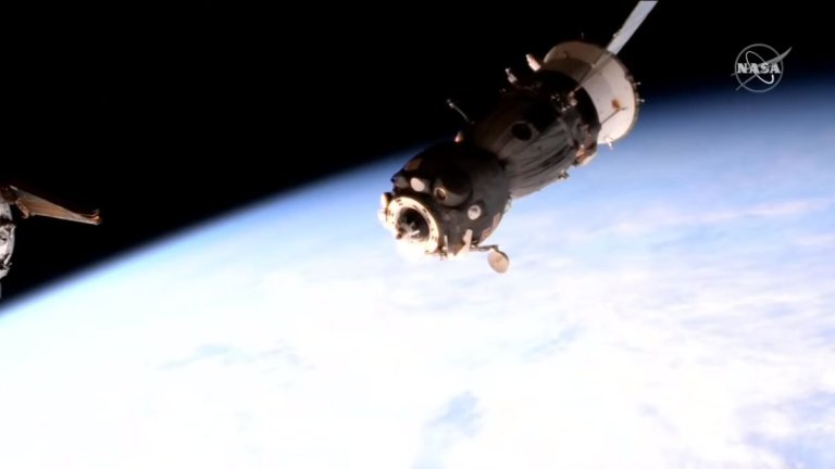 Leaky Soyuz spacecraft departs space station for return to Earth_6422d4c7a1e51.jpeg