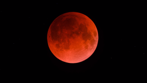 See the moon turn blood red in this stunning lunar eclipse video_641efde62cb00.png