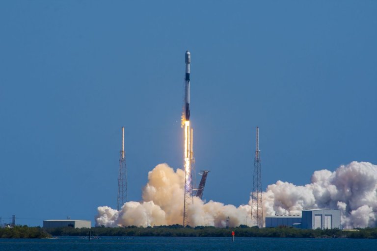 SpaceX launches 56 Starlink satellites, lands rocket on ship at sea_641efe17bcce9.jpeg