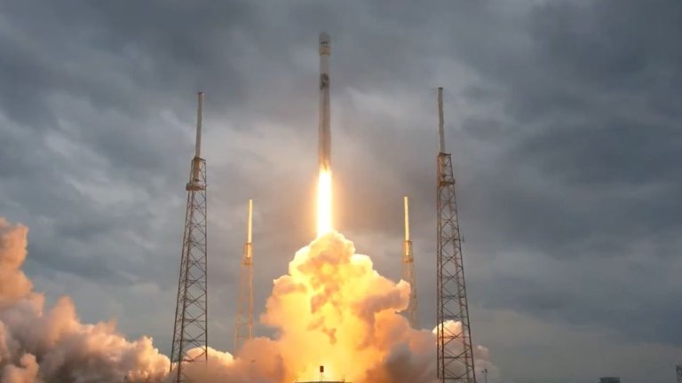 SpaceX launches 2 communications satellites, lands rocket at sea_644d20a492566.jpeg