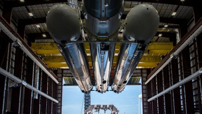 SpaceX shows off shiny Falcon Heavy rocket ahead of April 18 launch (photos)_6436ba2a01bf6.jpeg