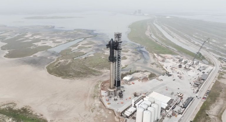 SpaceX stacks huge Starship vehicle ahead of orbital test flight (video)_643024c6297aa.jpeg