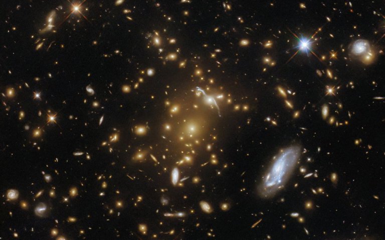 Hubble Telescope gazes into the heart of a monstrous galaxy cluster (photo)_645cf3156a335.jpeg