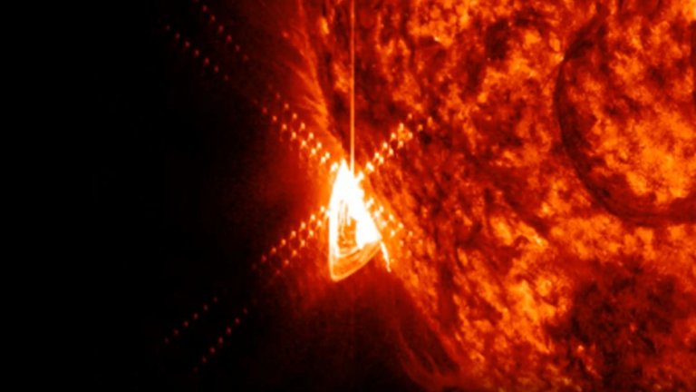 Powerful solar flare erupts from hidden sunspot sparking widespread radio blackouts (video)_6464de267d5d2.jpeg