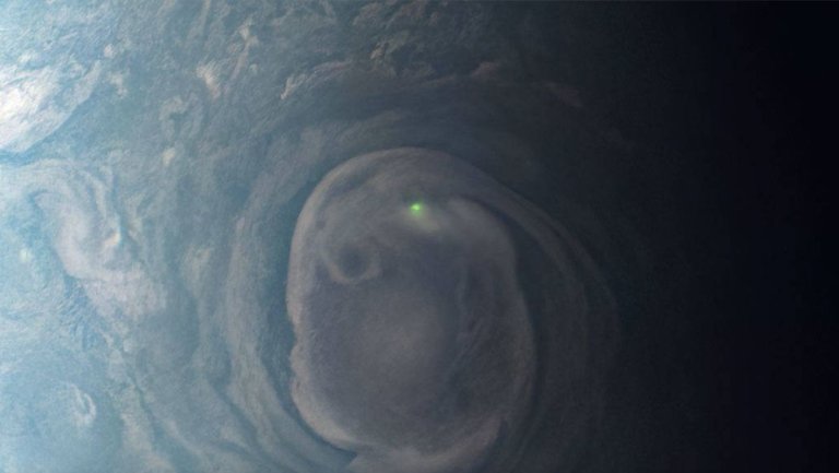 Alien green flash: Lightning crackles in vortex near Jupiter’s north pole (photo)_648de7078a136.jpeg