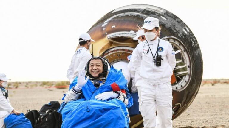 China’s Shenzhou 15 capsule lands safely with 3 Tiangong space station astronauts (video)_647de7838f547.jpeg