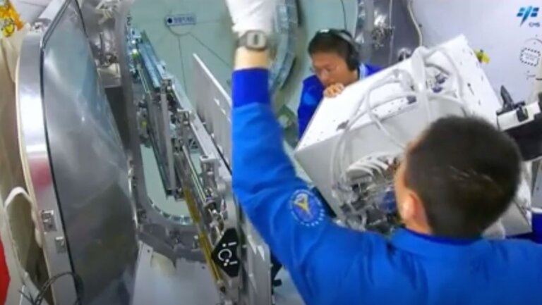 Chinese astronauts install radiation-exposure experiment outside Tiangong space station (video)_64930471c580f.jpeg