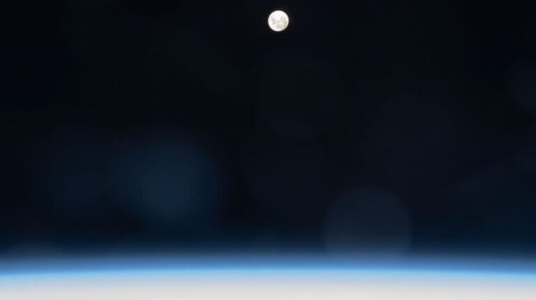 Astronaut shares stunning view of July’s supermoon from space (photo)_64a81a2625cef.jpeg