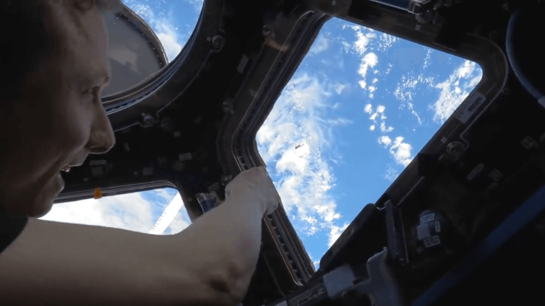 Here’s how ISS astronauts jettison old space station hardware (video)_64b7eb734254f.png