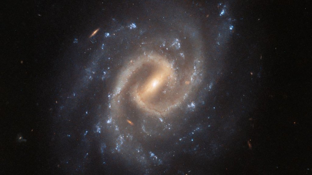 Hubble telescope spots a bright spiral galaxy with a violent past (photo)_64c2775e9e146.jpeg