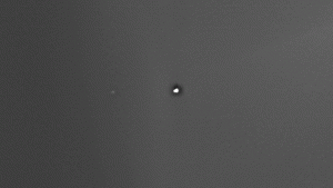 Mars orbiter spies a tiny Earth and moon from the Red Planet (photos)_64b0028dbf612.gif