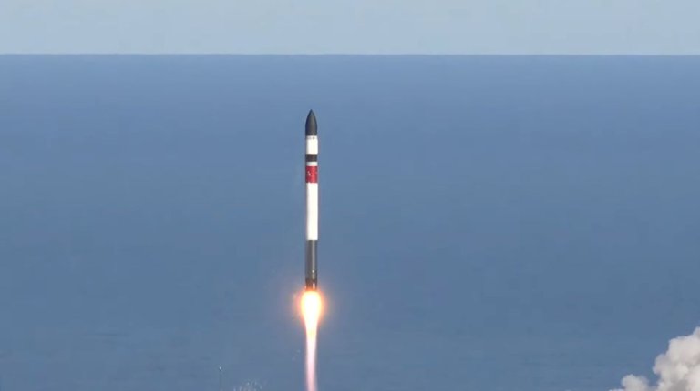 Rocket Lab launches 7 satellites, recovers booster after ocean splashdown (video)_64b69a17564d9.jpeg