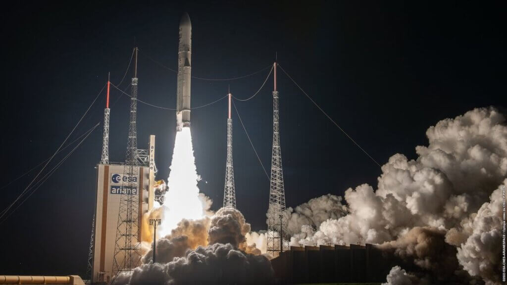 Say goodbye to Europe’s Ariane 5 rocket with these stunning final launch photos_64a819d099763.jpeg