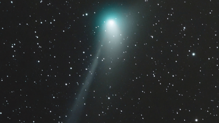 Watch 1 month in the life of a green comet during its journey past Earth (video)_64b69a082c2e7.png