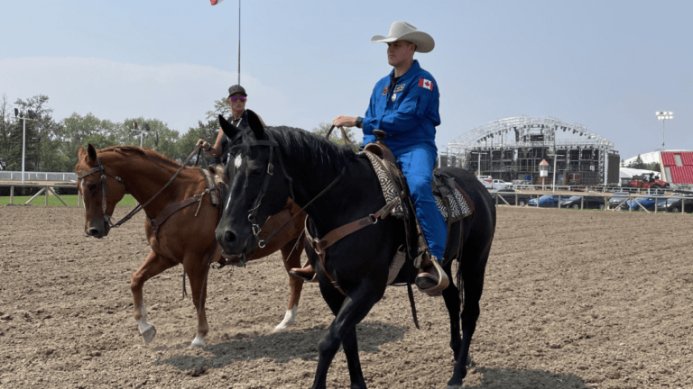 Yeehaw! NASA chief and Artemis 2 moon astronaut play cowboy for a day (photo)_64aeb23d275b1.png