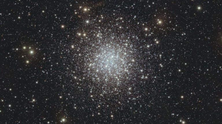 Bright cluster packed with stars shines in gorgeous new infrared image_64e0c8244a86a.jpeg