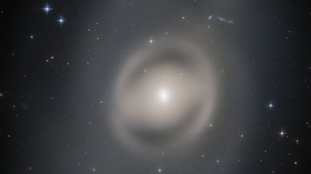 Hubble telescope captures a ‘ghostly’ galaxy glowing in distant space (photo)_64dcd8d8eaaa1.jpeg