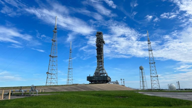 NASA rolls Artemis 2 mobile launch tower to pad for tests (photos)_64df761eb1326.jpeg