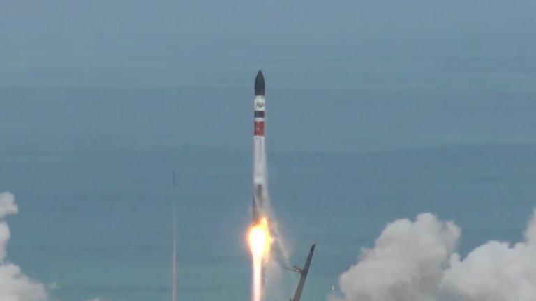 Rocket Lab launches booster with preflown engine for 1st time (video)_64e75fbec5d84.jpeg