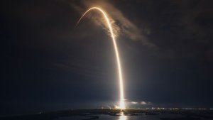 SpaceX lights up the skies with midnight Starlink launch (photos)_64e3b35e1e254.jpeg