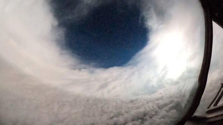 Hurricane Lee looks absolutely terrifying in this footage from inside its eye (video)_64fc7b3e80b2c.jpeg