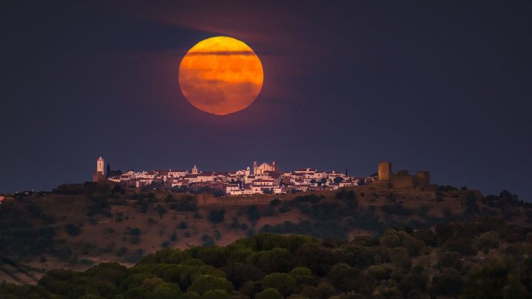 See the Super ‘Blue’ Moon of 2023 rise over a castle in this epic photo and time-lapse video_651337349ca20.jpeg