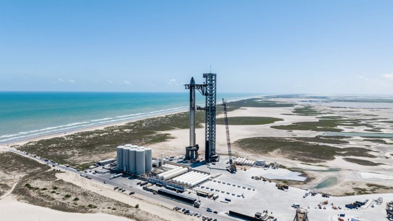 SpaceX stacks giant Starship rocket ahead of 2nd test flight (photos)_64f886dd3056d.jpeg