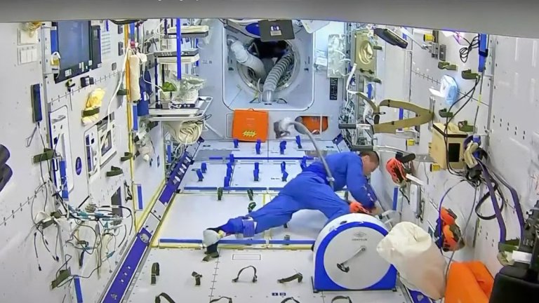 Watch China’s Shenzhou 16 astronauts clean the Tiangong space station (video)_65034f6e36e9e.jpeg