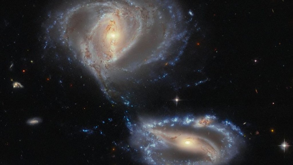 Hubble Space Telescope reveals an unexpected galaxy trio (photo)_65382eac9b333.jpeg